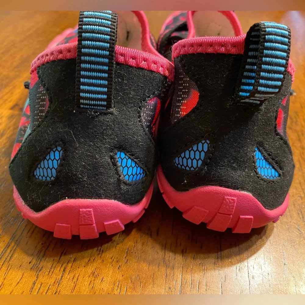 Unfen children’s water shoes. Size 2.